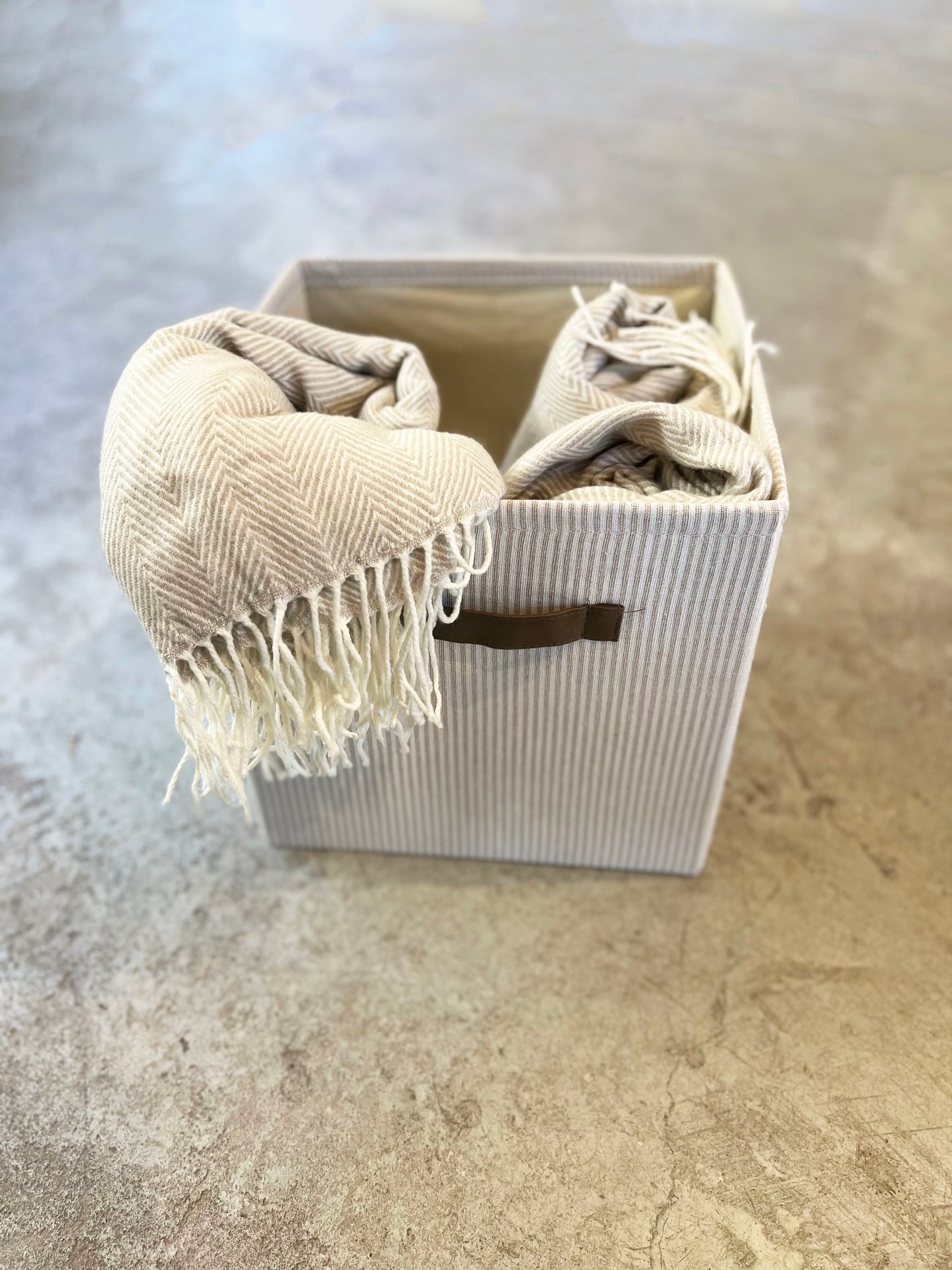 CAJA DE GÉNERO BEIGE