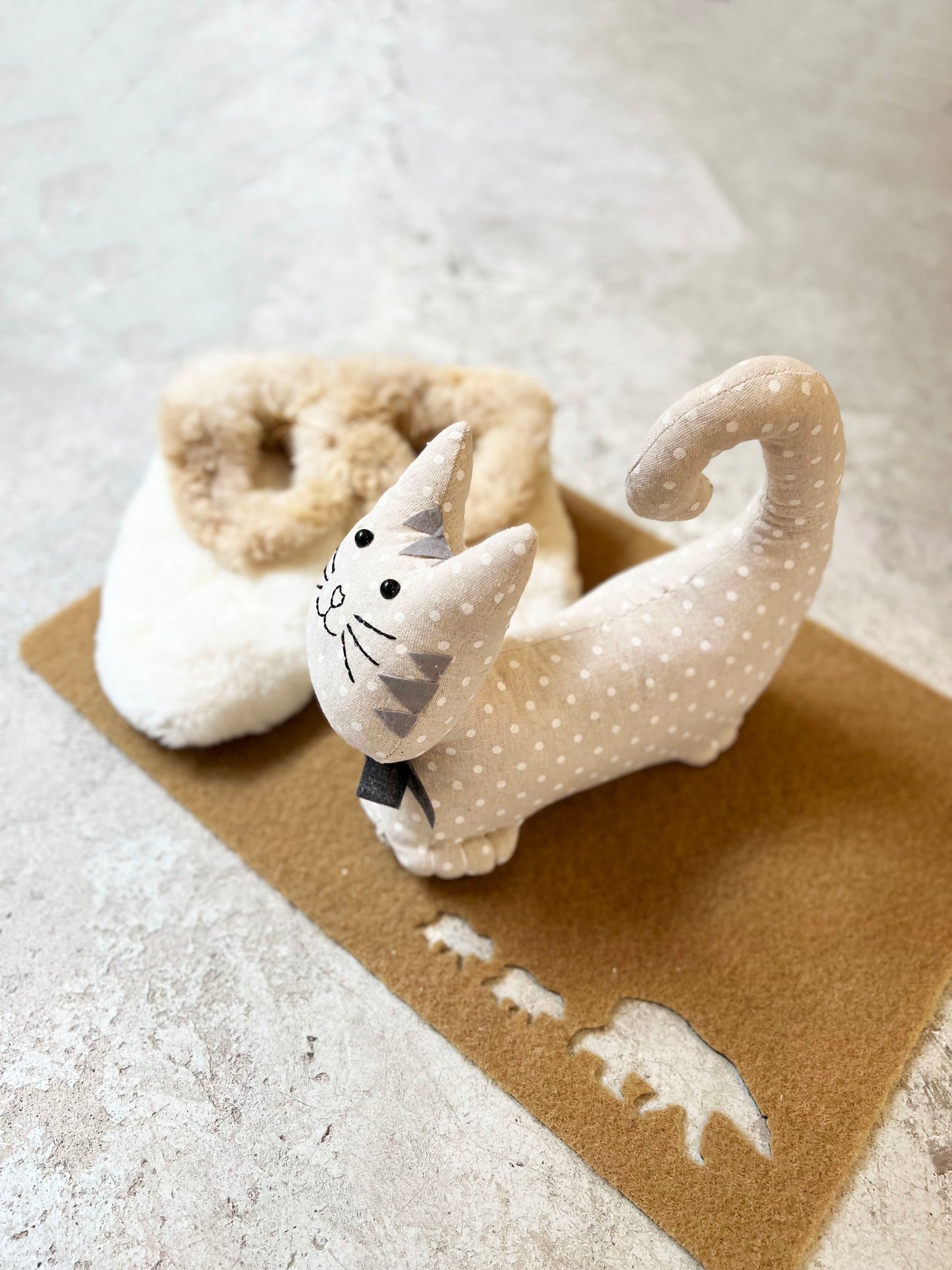 TOPE DE PUERTA GATO