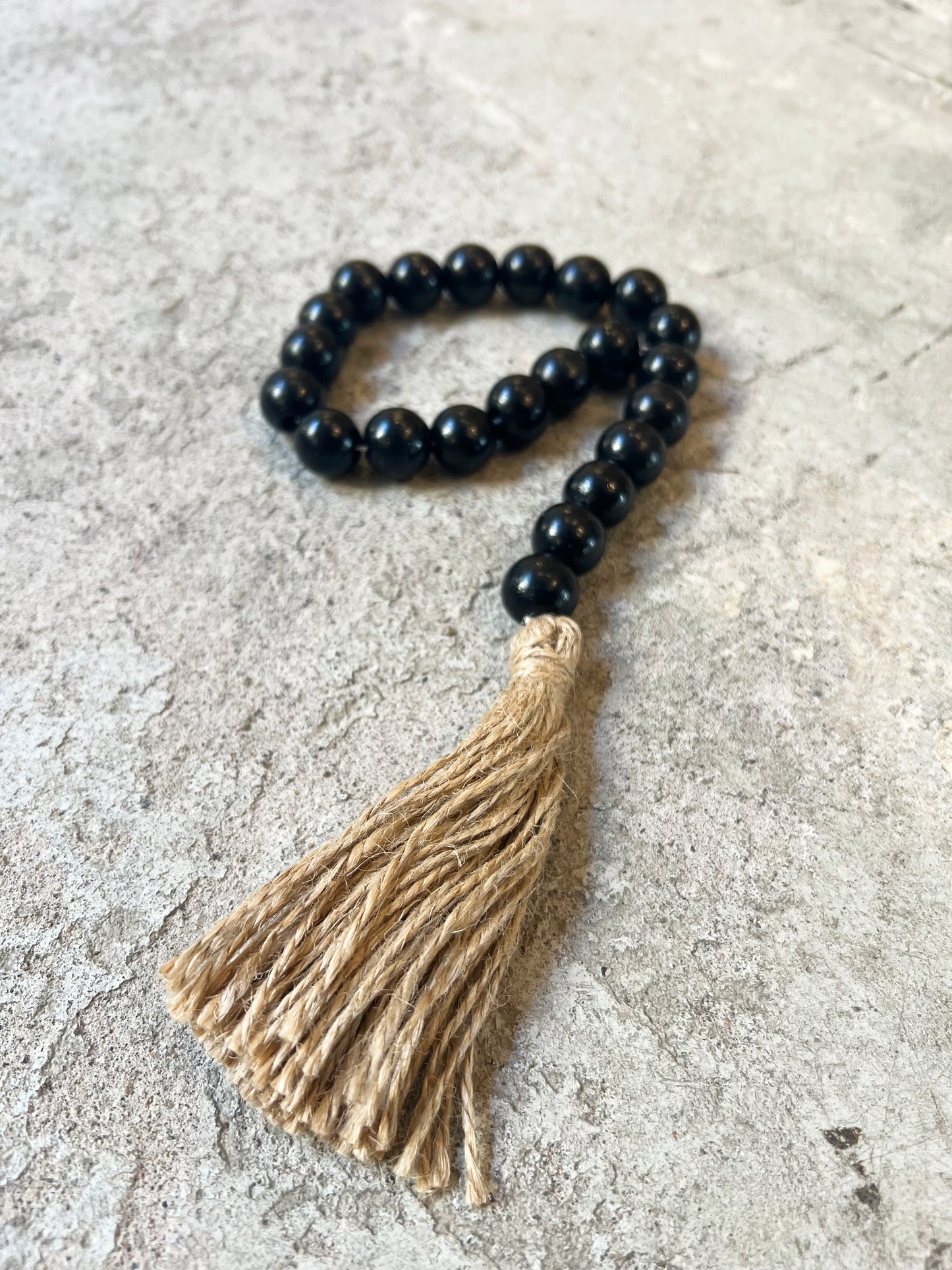 COLLAR DE CUENTAS NEGRAS