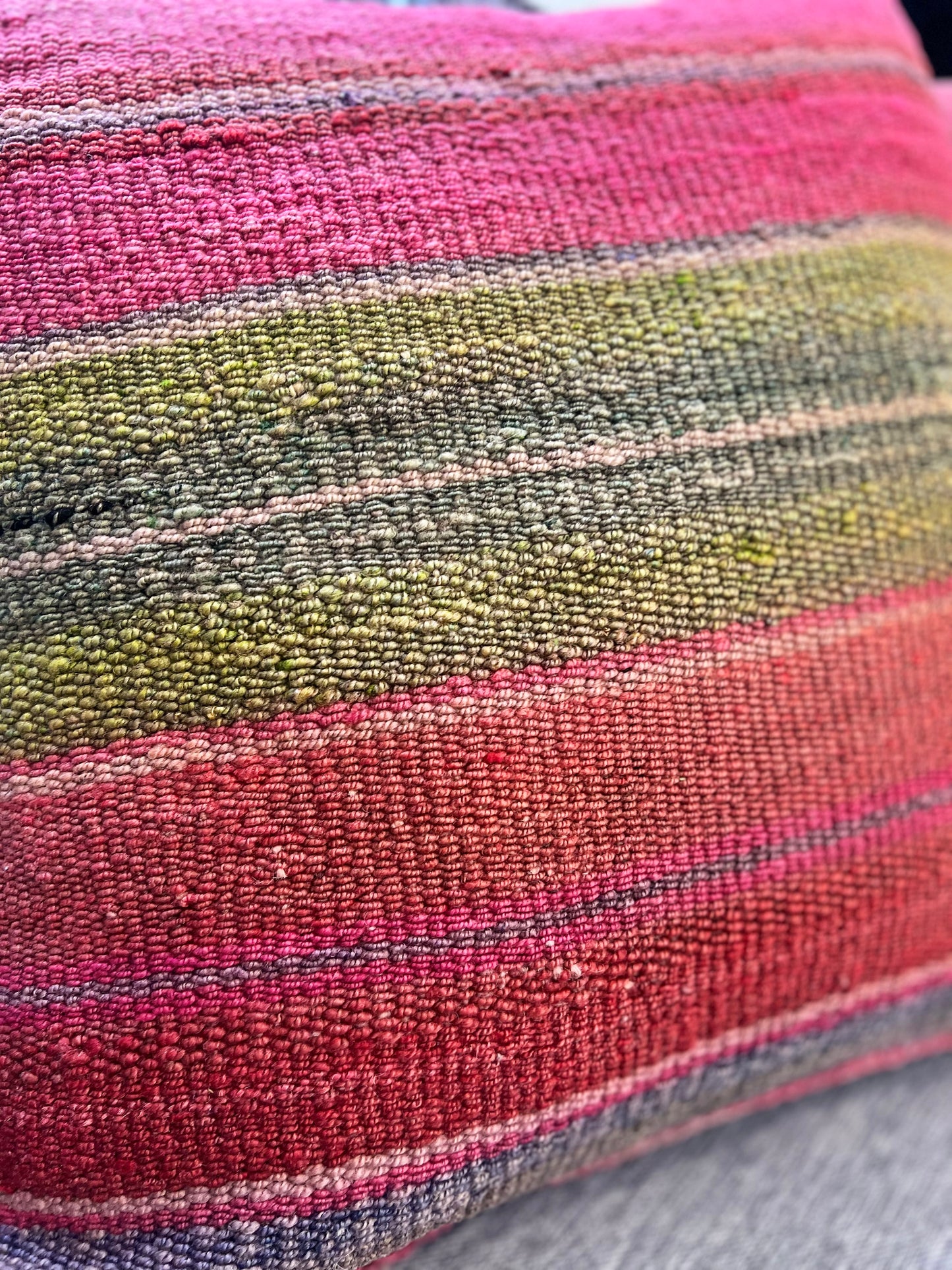 FUNDA COJÍN TELAR RAYAS FUCSIA VERDE